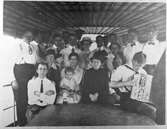 En grupp svenskar på båttur och besök på svenska ålderdomshemmet Staten Island utanför New York. Första speljobbet USA.