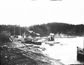 Upperud. Ångaren Herbert och promar och ångaren Gfs. I nedanför slussarna.