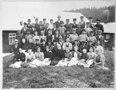 Stigens Yllefabrik. Första raden från vänster: Amanda Vislander, Klara Pettersson, gift med färgmästare W Pettersson, Hedvig Hasselholm, född Bandgren, Anna Modh, Frida Gustavsson från Hjärtum i tjänst hos  fabrikörns 2, Beda Linderot dotter till Sågarn, Jan-Petter Andersson och Lina Högsells syster, Anna Olsson, född Pettersson gift med Karl Olsson, bas i verkstan. Lina Högsell, Klara Jonasson, född Dufva. Ester Åsberg dotter till ladugårdsskötarn. Andra raden: Svensson biträde i affären, Edla Nilsson, dotter till F Nilsson f.d. Mejerist. Maria Kolman (Johansson), Karl Larsson Skottere, Buxåsen, Sundals Ryr, snälle karln kallad, Karl Modh, Albin Eriksson son till Påle-Stava, Wilhelm Eriksson, Gustav Nilsson på lagret från Stockholm, John Forsén, vävmästare troligen den första på Stigen. Edvard Palm, sedermera fabriksägare i Norge. Fadern skräddare, Palm stack till USA. Johan Nord från Färgelanda Huttandal var hans öknamn troligen från Högsäter for till Amerika. Gustava Eriksson kallad Påle-Stava. Tredje raden: Valdemar Andersson, son till Maria och Magnus Andersson dispen kallad. Olof Andersson, beredningsmästare, Gustav Örn, son till Johan Örn, Marinius Kallin, bror till bagarmästare Kallin. Vilhelm Pettersson, färgmästare, Gustavsson färgare, Foss, Johan Örn, Verner Utberg, Oskar Örn också son till Johan Örn. Hjalmar Andersson, son till Maria och Magnus Andersson fabrikörn kallad. Fjärde raden: Mattsson kontorist, Lundgren färgeriet, Johannes Lindberg, snickare, Svensson från Borås, Okänd, Buller Rådanefors, Larsson skräddare, Fagersand, okänd. Alfred Johansson, vävmästare, Johannes på Steg torp under Östra Stigens. Femte raden: Elof Kallin, borgarmästare, Karl Wislander, Johan Fredriksson bror till Blomster-Lisa, Albert Andersson från Västergötland, okänd. Teodor Nilsson f d mejerist, Johannes Vestbom, Albin Johansson, spinnmästare, Leander Augustsson från Föltorpet. Fagerberg vävare f d fabriksägare. Hedberg, smed. Uppgifterna lämnade 4.8.1959 av 78-åriga fru Lina Högsell med biträde av sin make Axel Högsell.