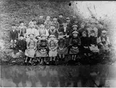 Skolfoto Sunnanå skola och fattiggård. X Emma Olsson Hassle som donerat pensionärshemmet i Mellerud. XX Anna Eriksson Korsgården Järn   XXX Paul Carlsson vaktmästare Mellerud.