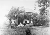 Sadelmakare Gustaf Karlsson med familj. Bräckan Järn