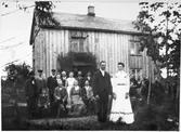Bröllop i Raglebråna Järn 1901. Från vänster bakre rad: J Wennersten, Karl Eriksson, Aron Johansson, Jacob Sjögren, Fredrik Olsson, Anders Svensson. Mellan brudparet: Kristina Olsson, Maria Dalgren, och bakom de andra ytterst Marta Eriksson. Främre raden: Johan Sparv, Johannes Eriksson, Katarina Eriksson,  Augusta Johansson med Anna i knät. Bakom Johannes och Katarina, Alma Andersson.Sittande till höger om bruden: Matilda Sjögren, Sofia Eriksson. Brudparet är Katarina, Johannes Erikssons dotter som är hemma från USA och gifter sig med en amerikan.