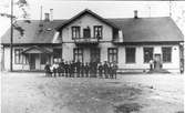 Barn utanför bostad (skola?)