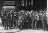 Strejkande franska postmän franför l´Hotel des Postes i Paris, 7 juni 1929.