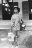 Fullständigt utrustad brevbärare i Nederländska Indien, år
1924.