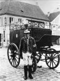 Den bayerska postiljonen Sebastian Kraus från Geisenfeld bei
Ingolstadt, juni 1928.  Kraus var med sina 78 år (40 tjänsteår)
Tysklands äldsta aktiva postiljon.