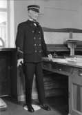 Uniform för postexpeditör. 1910-talet.  Utställd, i rum 17, å
nedre botten i Postmuseum. Foto 27/8 1956.