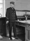 Uniform för postexpeditör. 1910-talet.  Utställd, i rum 17, å
nedre botten i Postmuseum. Foto 27/8 1956.