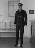 Uniform för postexpeditörer. 1910-talet.  Utställd, i rum 17,
å nedre botten i Postmuseum. Foto 27/8 1956.
