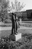 Skulptur i Stadshuspaken i Mölndal, år 1985.
Fotografi taget av Harry Moum, Mölndals-Posten.