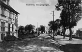 Jönköpingsvägen i Huskvarna. Badhuset till vänster bygdes 1910.