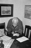 Bertil Edvardsson skriver anteckningar under gökottabesök på hembygdsgården i Långåker, Kållered, år 1985.