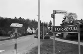 Vandaliserade vägskyltar vid Labackavägen i Kållered, år 1985.

För mer information om bilden se under tilläggsinformation.