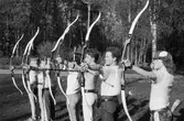 Bågskyttar i Lindome bågskytteklubb, år 1985.

För mer information om bilden se under tilläggsinformation.