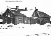 Bäckefors järnvägsstation. Vinterbild.
