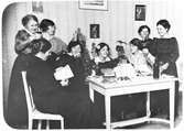 Damer samlade runt ett bord