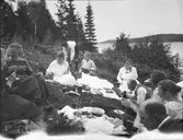 Picknick på bergskanten ovanför sjön