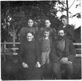 E J Eriksson med fru Maria och de fyra yngsta barnen, Ernst och Klara tvillingar, Judith och Axel. Kortet troligen tagit i Kärra. Gestad