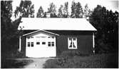 Svarvaretorp med ny veranda och rödmålad på 1930-talet.  Gestad