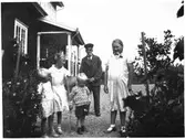 Pastor Boströms barn och A Larsson kyrkovaktare.  Gestad