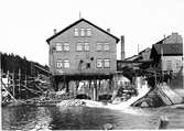 Några av Gullöfors fabriker sedan Gullöfallet torrlagts för valsdammens byggande. Trollhättan