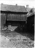 Gårdsinteriör. Borta 1930.  Vänersborg