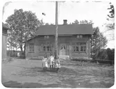 Lärarbostaden vid Järns skola. Skollärare Helsings barn: Annie, Elin och Märta.