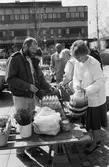 Torghandel på Mölndals Torg, år 1985. Fotografi taget av Harry Moum, HUM, Mölndals-Posten.