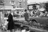 Torghandel på Mölndals Torg, år 1985. Fotografi taget av Harry Moum, HUM, Mölndals-Posten.