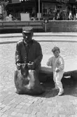 Ett barn vid skulpturen Albert på Mölndals Torg, år 1985.