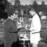 Prisutdelning på Huskvarnamästerskapen i tennis vid Långgatan på 1960-talet.