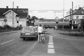 Planering för trafikomläggning i Kållered, år 1985. Järnvägsövergången vid Labackavägen.

För mer information om bilden se under tilläggsinformation.
