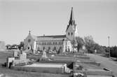 Kyrkogårdsvandring vid Lindome kyrka, år 1985.

För mer information om bilden se under tilläggsinformation.