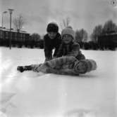 Skolbarn leker i snö i Huskvarna på 1960-talet.