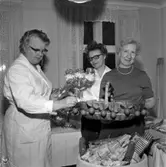 Damer från Röda korset julpysslar på 1960-talet.