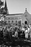 Kyrkogårdsvandring vid Lindome kyrka, år 1985.

För mer information om bilden se under tilläggsinformation.