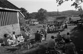 Sommarkväll på hembygdsgården Långåker i Kållered, år 1985. 