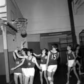 Basket spelas i Huskvarna idrottshus på 1960-talet.