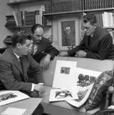 2 herrar hemma hos Stig Jonsson som tittar på konst den 28 december 1962.
