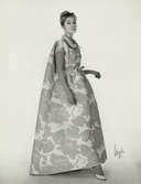 Mannekäng i blommig klänning med smalt skärp. NK:s Franska damskrädderi efter original från Givenchy.