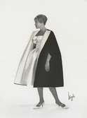 Mannekäng i vit klänning från Givenchy och brun sammetscape från Balenciaga, NK:s Franska damskrädderi..