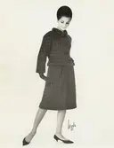 Mannekäng i rutig dräkt av grön tweed och hatt. Originalmodell från André Courrèges, NK:s Franska damskrädderi.