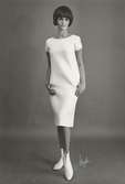Mannekäng i vit klänning och vita stövletter. Originalmodell från André Courrèges, NK:s Franska damskrädderi, 1962.