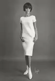 Mannekäng i vit klänning och vita stövletter. Originalmodell från André Courrèges, NK:s Franska damskrädderi, 1962.