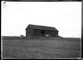 Lada som låg söder om järnvägen, längs med Torpavägen. Försörjningshemmet/Torpagården syns i bakgrunden.
Foto ca 1915.