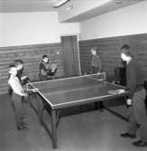 Ungdomar som spelar bordtennis på 1960-talet.