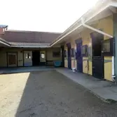 Åby Stallgårdar och närliggande stallar i Balltorp 2015. Uteboxar Åby Stallgårdar, Lunnagårdsgatan 10.

1992 utökade travbanan sin verksamhet med Åby Stallgårdar i Balltorp där det fanns 70 boxar. I juni 1998 påbörjades bygget utav Stallgårdar ll som bestod utav 42 boxar.

I samband med dokumentation utav Åby Stallbacke 2015.