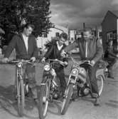Ungdomar från Huskvarna på mopeder år 1960.