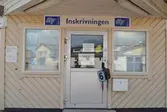 Åby Stallbacke inför rivning 2011. Inskrivningen. 

Åby travbana planeras att bara användas som en tävlingsbana varför stallarna på stallbacken avvecklas och rivs. Efter rivningen är området planerat för 735 bostäder i flerbostadshus och radhus med olika upplåtelseformer.