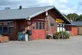 Åby Stallbacke inför rivning 2011. Jockes verkstad och Hästshop lars Biderman. 

Åby travbana planeras att bara användas som en tävlingsbana varför stallarna på stallbacken avvecklas och rivs. Efter rivningen är området planerat för 735 bostäder i flerbostadshus och radhus med olika upplåtelseformer.
